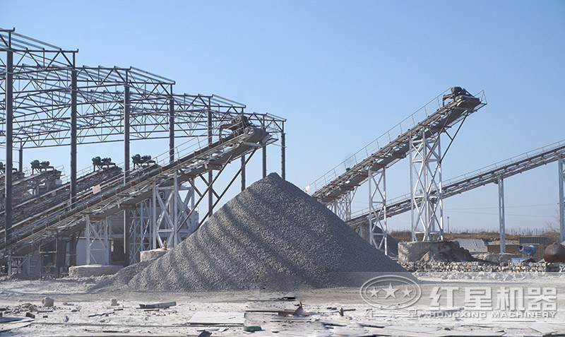 机制砂普遍在各大砂石场出现，可替代天然砂